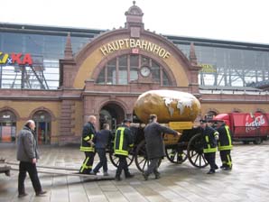 Die Heichelheimer Feuerwehr bringt das Kartoffeldenkmal "Heichelheimer Weltkartoffel " auf den Willy-Brandt-Platz Erfurt